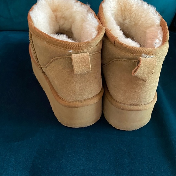 Leather shearling boots - Picture 2 of 6